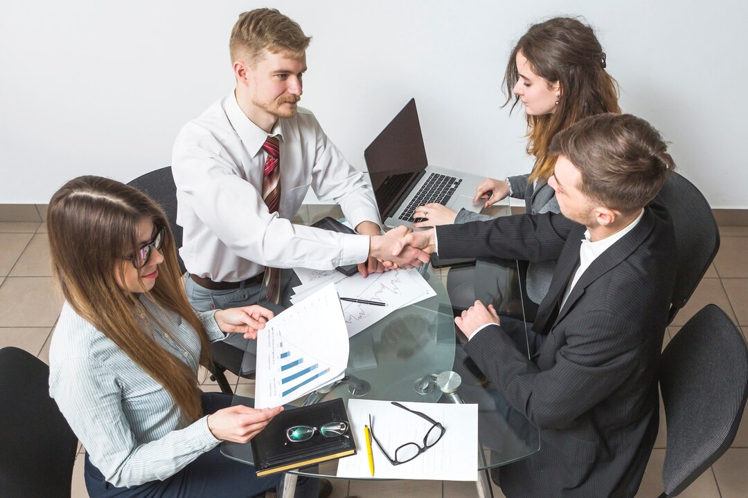 Equipo de negocios colaborando en oficina
